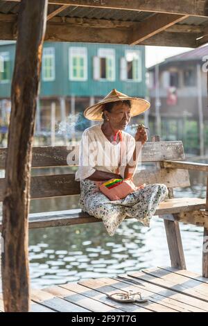 Myanmar, scene a Inle Lake, nella foresta di pagoda Kakku, anziani, cappello, sigaretta, Foto Stock