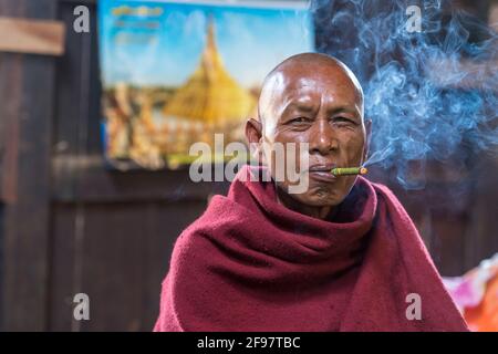 Myanmar, scene al lago Inle, monastero di Phyu nge, monaco, fumo, ritratto, Foto Stock