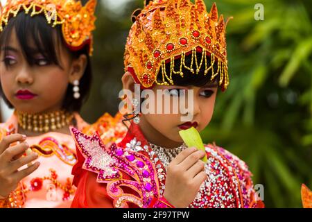 Myanmar, Mandalay, la Pagoda Mahamuni, cerimonia per novizi Foto Stock