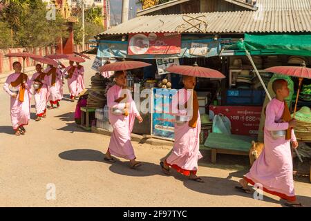 Myanmar, scene a Inle Lake, monache nella città di Nyaungshwe Foto Stock