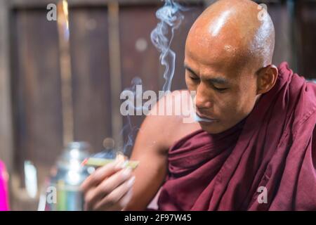 Myanmar, scene al lago Inle, monastero di Phyu nge, monaco, fumo, ritratto, Foto Stock