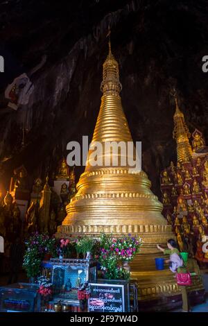 Myanmar, scene al lago Inle, le grotte di Pindaya con la Pagoda Shwe U min Foto Stock