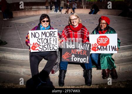 2020 01 18R Tulsa USA tre donne si siedono per protesta Tulsa con segni - non ci saranno più sorelle rubate Non dimenticare mai e arrestare MMIW Foto Stock