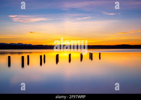 Antico sbarco al tramonto sul lago Starnberg, Fünfseenland, alta Baviera, Baviera, Germania, Europa Foto Stock