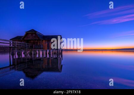 Boathouse al crepuscolo su Ammersee, Stegen, Fünfseenland, alta Baviera, Baviera, Germania, Europa Foto Stock