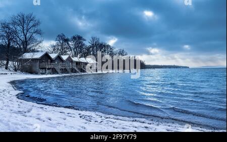 Boathouses in inverno ad Ammersee, Stegen, Fünfseenland, alta Baviera, Baviera, Germania, Europa Foto Stock