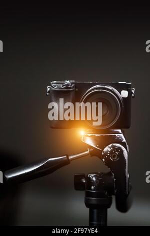 Fotocamera professionale su treppiede Foto Stock