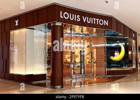 Facciata del negozio Louis Vuitton all'interno del centro commerciale Aventura ad Aventura, Florida, vicino a Miami Dade County. Centro commerciale e negozio di lusso. Foto Stock