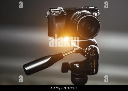 Fotocamera professionale su treppiede Foto Stock