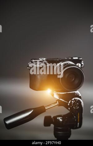 Fotocamera professionale su treppiede Foto Stock