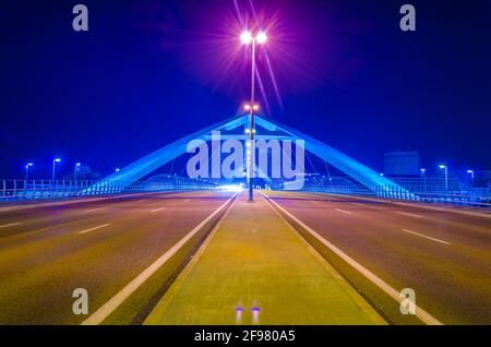 Vista notturna del ponte puente del tercer millenio a Saragozza, Spagna Foto Stock