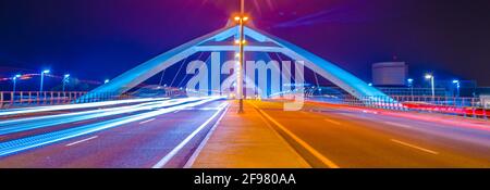 Vista notturna del ponte puente del tercer millenio a Saragozza, Spagna Foto Stock