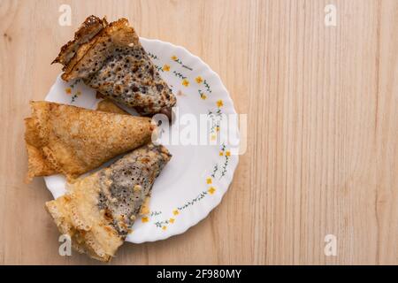 Deliziose frittelle fatte in casa con cioccolato su sfondo di legno Foto Stock