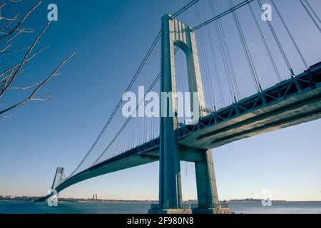 Staten Island, NY - USA - 30 gennaio 2021: Una vista panoramica del ponte Verrazzano-Narrows, visto da Fort Wadsworth nel Gateway National Recreation Foto Stock