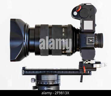 Corpo fotocamera Leica SL2 con obiettivo Leica SL 24 mm; morsetto FAS Right Stuff e guida pano MPR 192; morsetto pan PCL-1-B e testa a sfera BH-55 LR Foto Stock