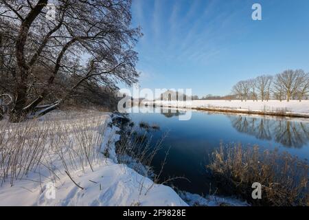 Dorsten, Renania Settentrionale-Vestfalia, Germania - paesaggio invernale soleggiato nella zona della Ruhr, ghiaccio e neve sul lippe. Foto Stock