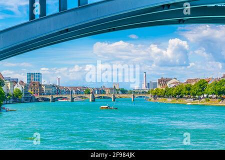 Riverside del Reno a Basilea, vista sotto il ponte di Wettstein, Svizzera Foto Stock