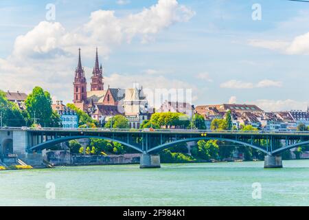 La cattedrale di Basilea si è vista dietro il ponte di Wettstein, in Svizzera Foto Stock