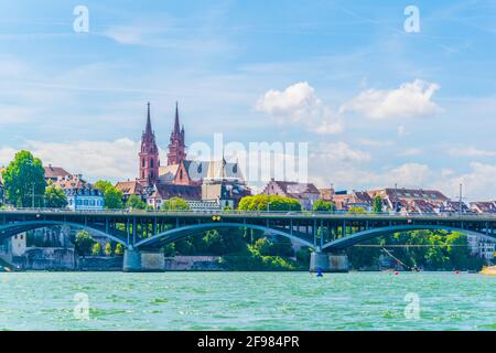 La cattedrale di Basilea si è vista dietro il ponte di Wettstein, in Svizzera Foto Stock