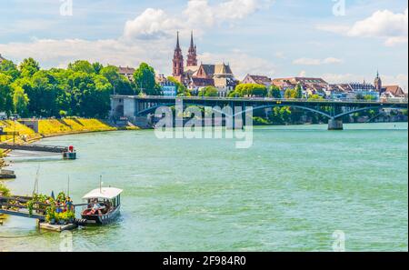 La cattedrale di Basilea si è vista dietro il ponte di Wettstein, in Svizzera Foto Stock