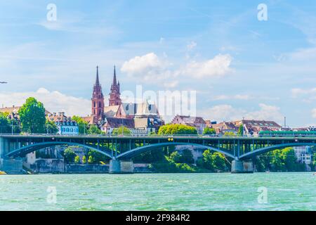 La cattedrale di Basilea si è vista dietro il ponte di Wettstein, in Svizzera Foto Stock