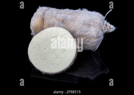 Il formaggio Tulum è un formaggio di capra tradizionale turco maturato in un rivestimento di capra, chiamato tulum in turco. Formaggio di Tulum a fette (turco: tulum pe Foto Stock