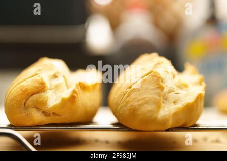 Bastoncini di pane baguette freschi dal forno su una grata Foto Stock