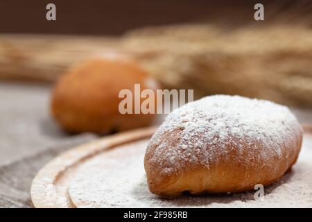 una torta ravvicinata sullo sfondo delle orecchie di grano Foto Stock