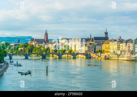 Basler Münster e la chiesa di San martino si vedevano dietro il mittlere Brücke a Basilea, in Svizzera Foto Stock