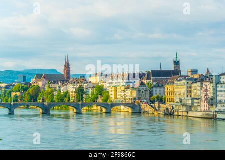 Basler Münster e la chiesa di San martino si vedevano dietro il mittlere Brücke a Basilea, in Svizzera Foto Stock