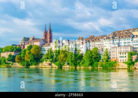 Riverside del Reno a Basilea dominato dal maestoso edificio della chiesa di Munster, Svizzera Foto Stock