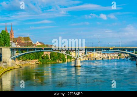 La cattedrale di Basilea si è vista dietro il ponte di Wettstein, in Svizzera Foto Stock