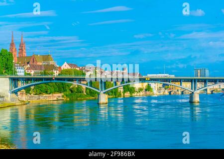 La cattedrale di Basilea si è vista dietro il ponte di Wettstein, in Svizzera Foto Stock