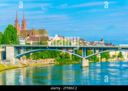 La cattedrale di Basilea si è vista dietro il ponte di Wettstein, in Svizzera Foto Stock