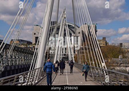Londra, Regno Unito. 16 Apr 2021. La gente cammina lungo il Golden Jubilee Bridge. Le regole di Lockdown sono state rilassate in Inghilterra all'inizio di questa settimana. Credit: Vuk Valcic/Alamy Live News Foto Stock