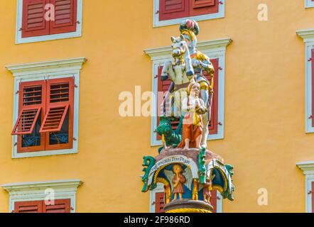 Fontana di San giorgio nel centro storico di Soletta, Svizzera Foto Stock
