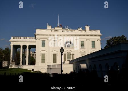 Washington, Stati Uniti. 16 Apr 2021. La bandiera americana vola a metà del personale alla Casa Bianca a Washington, DC, Stati Uniti, venerdì 16 aprile, 2021. Credit: Stefani Reynolds/Pool via CNP Credit: Abaca Press/Alamy Live News Foto Stock