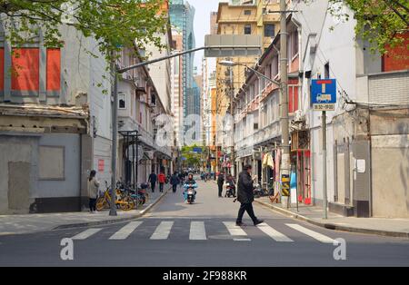 Scena quotidiana nel centro di Shanghai, la gente si affina al proprio lavoro quotidiano. Foto Stock