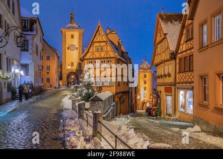 Albero di Natale a Plönlein con Siebersturm e Torre Kobolzeller nel centro storico, Rothenburg ob der Tauber, Taubertal, Romantische Strasse, Franconia Centrale, Franconia, Baviera, Germania Foto Stock