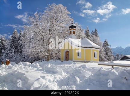 Paesaggio invernale con cappella Maria Rast a Buckelwiesen, Krün, Werdenfelser Land, alta Baviera, Baviera, Germania Foto Stock