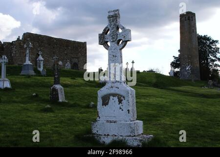 Cattedrale di Clonmacnoise con le tipiche croci e tombe. Le rovine del monastero, Irlanda Foto Stock