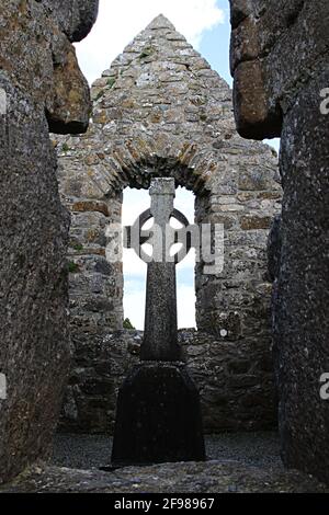 Cattedrale di Clonmacnoise con le tipiche croci e tombe. Le rovine del monastero, Irlanda Foto Stock