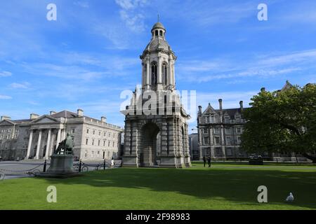 DUBLINO, IRLANDA - 28 aprile 2018: Il campanile di Trinity Collage, costruito nel 1853. Si trova nella piazza della Biblioteca. È stato progettato da Sir Charles Lanyon Foto Stock