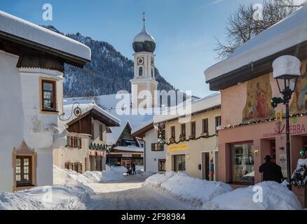 Via con chiesa parrocchiale, Oberammergau, Ammertal, Parco Naturale Alpi Ammergau, alta Baviera, Baviera, Germania Foto Stock