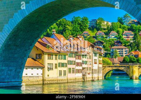 Case tradizionali a Berna specchiatura nel fiume Aare, Svizzera Foto Stock