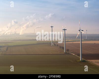 Germania, bassa Sassonia, Salzgitter, parco eolico, vista aerea, Sullo sfondo le acciaierie della Salzgitter AG Foto Stock