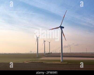 Germania, bassa Sassonia, Salzgitter, parco eolico, vista aerea, Sullo sfondo le acciaierie della Salzgitter AG Foto Stock