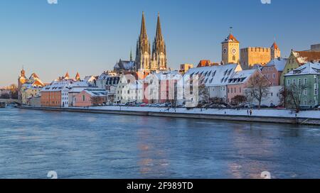 Lungomare sulla riva del Danubio con la Cattedrale di San Pietro e la Torre d'Oro nella città vecchia, Ratisbona, Danubio, Palatinato superiore, Baviera, Germania, Patrimonio dell'Umanità dell'UNESCO Foto Stock