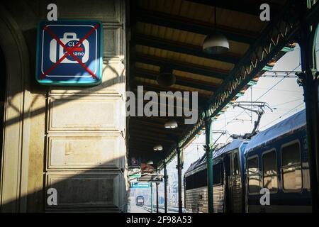 DECIN, CZECHIA - 8 DICEMBRE 2012: Cartello che indica un punto di controllo delle dogane e dei passaporti di frontiera abbandonato nella stazione ferroviaria di Decin. Il valico di frontiera Foto Stock