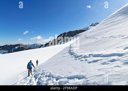 Gli alpinisti sulla strada per il Wildspitze in una soleggiata giornata estiva. Ötztal Alpi, Tirolo, Austria Foto Stock
